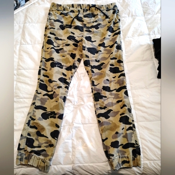 Divided | Woman's Camouflage Ankle Pants | Size 30 - Picture 4 of 15